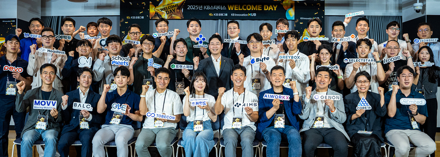 ▲ 이창권 KB금융 디지털·IT부문장(두번째 줄 왼쪽에서 일곱번째)이 지난 8일 강남HUB에서 진행된 'KB스타터스 웰컴데이'에서 스타트업 관계자들과 기념촬영을 하고 있다.ⓒKB금융