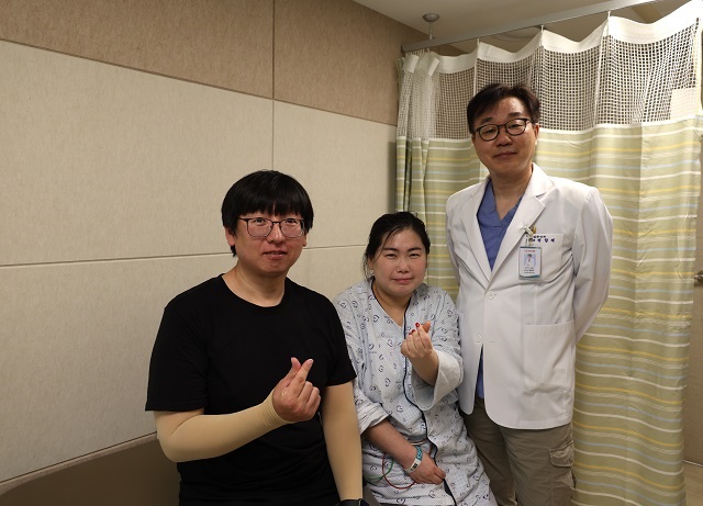 ▲ 급성 심근경색 진단 후 응급 관상동맥중재술 시술을 받고 건강을 회복한 A씨와 A씨 남편이 세명기독병원 정항재 진료처장 겸 심장센터장(사진에서 오른쪽)과 기념 촬영을 하고 있다.ⓒ세명기독병원