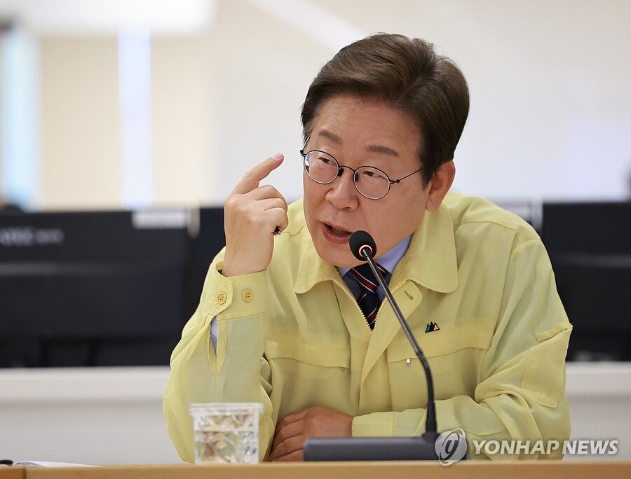 ▲ 이재명 대통령이 지난달 12일 서울 서초구 한강홍수통제소에서 수해(장마) 대비 현장 점검 회의를 주재하고 있다.ⓒ연합