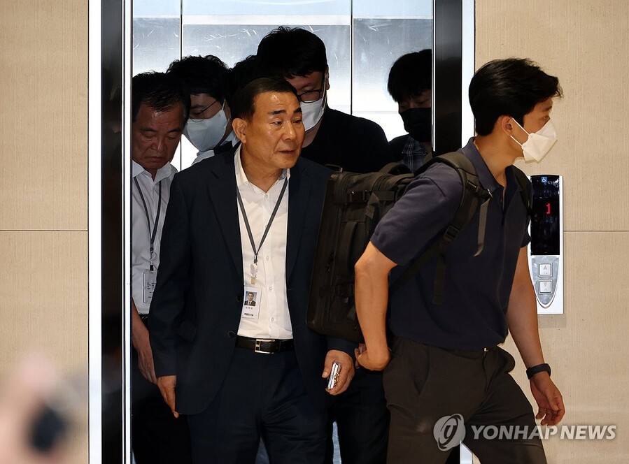 ▲ 민중기 특별검사팀이 지난 3일 서울 종로구 삼부토건이 입주한 빌딩에서 압수수색 중 이동하고 있다. ⓒ연합뉴스 제공