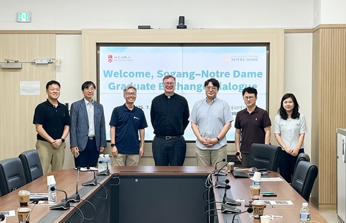 ▲ 서강대학교와 미국 노트르담대 방문단 관계자들이 상호 교류 협력을 논의한 뒤 기념사진을 촬영하고 있다.ⓒ서강대