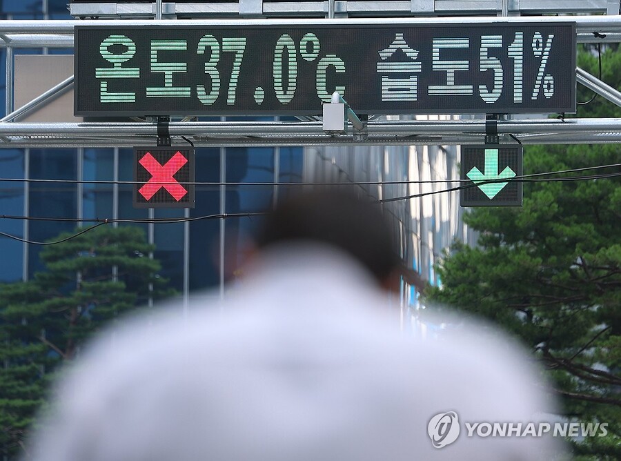 ▲ 서울 기온이 근대적인 기상관측을 시작한 이래 7월 상순 기온으론 역대 최고치를 기록한 8일 서울 시내의 한 스크린에 '온도 37도'가 표시돼 있다.