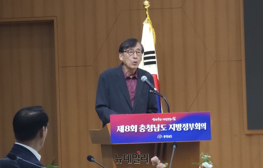 ▲ 김광현 충남도 총괄건축가(서울대 교수)가 9일 충남도청에서 열린 ‘제8회 충청남도 지방정부회의’에서 김태흠 충남도지사와 15개 시장, 군수에게 도내 공공건축의 방향성과 구조 개편을 제안하며 이같이 말했다.ⓒ이길표 기자