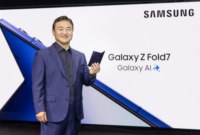 ▲ 갤럭시 언팩 2025에서 갤럭시Z폴드7을 선보이는 노태문 삼성전자 DX부문장 직무대행(사장) ⓒ삼성전자