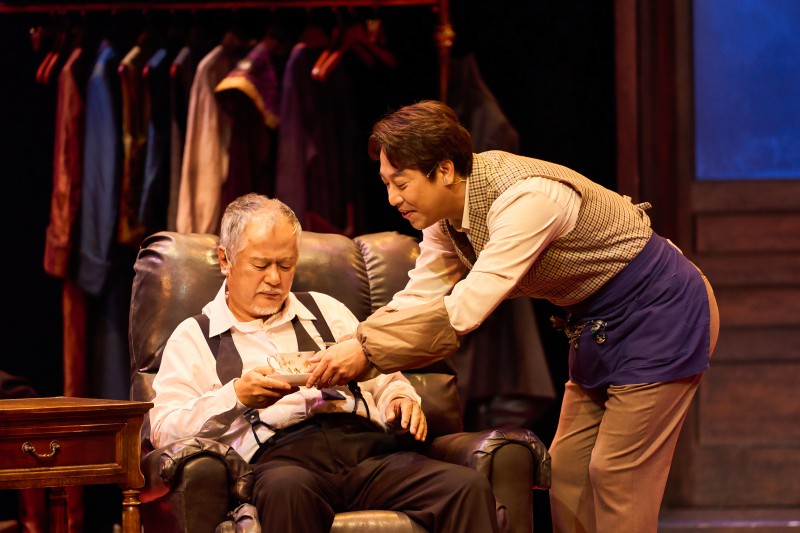 ▲ 연극 '더 드레서' 공연.ⓒ국립극장