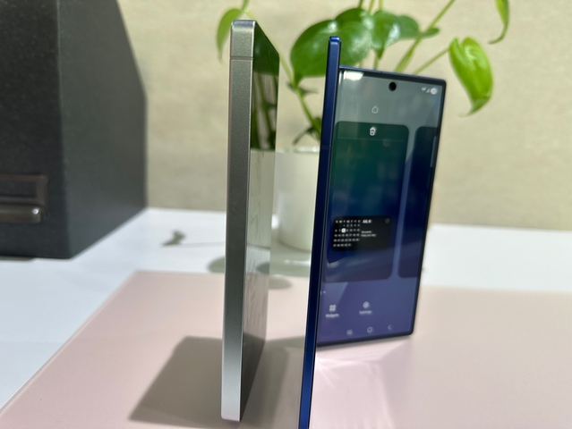 ▲ 갤럭시S25(좌)와 갤럭시Z폴드7(우)를 펼쳤을 때 두께감 비교. 폴드7을 접었을 때도 S25와 두께가 거의 유사하다. ⓒ장소희 기자