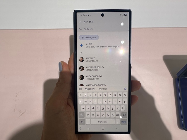 ▲ 갤럭시Z폴드7을 접어서 바(bar) 형태로 사용하는 모습. 글자 타이핑 등이 훨씬 용이해졌다. ⓒ장소희 기자