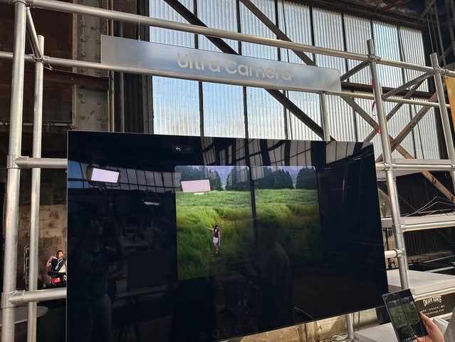 ▲ 갤럭시언팩 제품 체험관에서 갤럭시Z폴드7의 카메라 기능에 대해 설명하는 모습 ⓒ장소희 기자