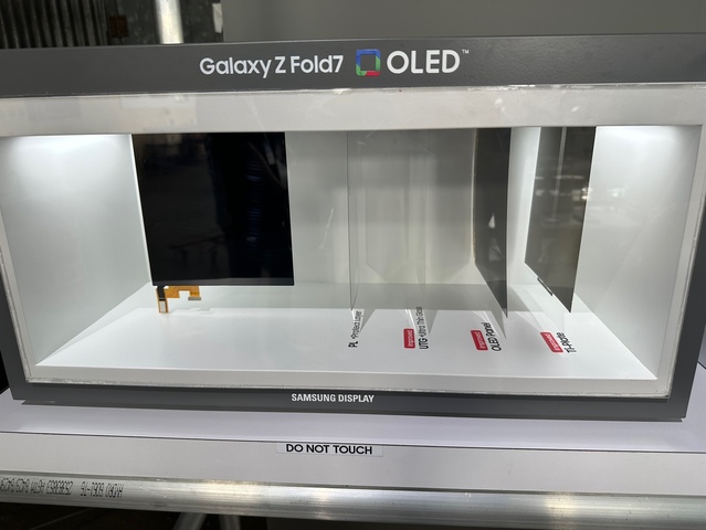 ▲ 갤럭시Z폴드7 내부 구조에 쓰인 소재들을 소개하는 전시. 내구성을 강화하기 위해 티타늄 플레이트 레이어와 카본 피버 시트 등으로 구성된다. ⓒ장소희 기자