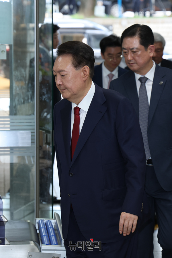 ▲ 윤석열 전 대통령이 9일 오후 서울 서초구 서울중앙지법에서 열린 영장실질심사(구속 전 피의자 심문)에 출석하고 있다.(사진=공동취재단)