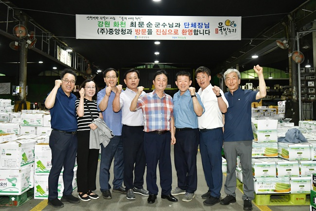 ▲ 최문순 화천군수가 지난 8일 밤, 서울시 가락동 농수산물 도매시장을 찾아 화천산 오이와 애호박 유통 현황을 점검하고, 경매사들에게 청정 화천산 농산물을 홍보하고 있다.ⓒ화천군