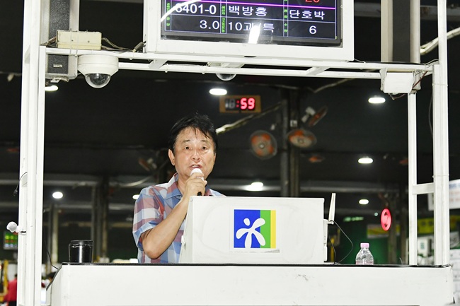 ▲ 최문순 군수가 밤 10시 본격적인 경매가 시작되자 경매대에 올라 마이크를 잡았다. ⓒ화천군