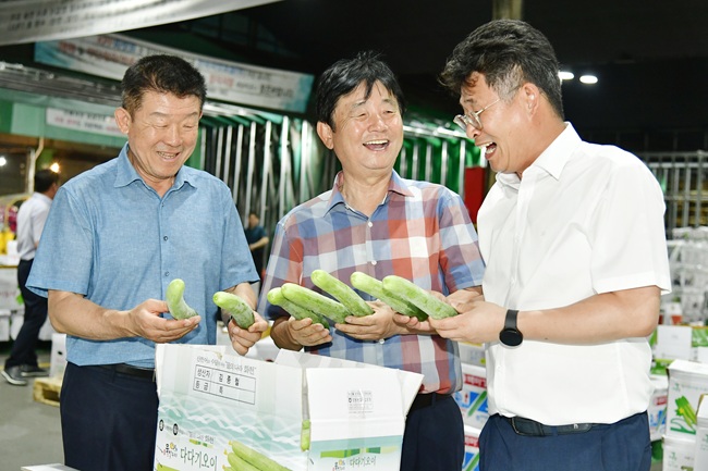▲ 최문순 화천군수가 지난 8일 밤, 서울시 가락동 농수산물 도매시장을 찾아 화천산 오이와 애호박 유통 현황을 점검하고, 경매사들에게 청정 화천산 농산물을 홍보하고 있다.ⓒ화천군