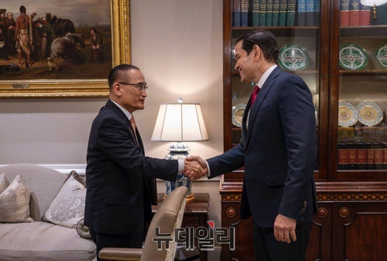 ▲ 위성락 국가안보실장이 7일(현지시간) 미국 워싱턴 D.C.에서 마르코 루비오 미국 국무장관 겸 국가안보보좌관과 한미 안보실장 협의를 위해 만나 악수하고 있다. ⓒ대통령실