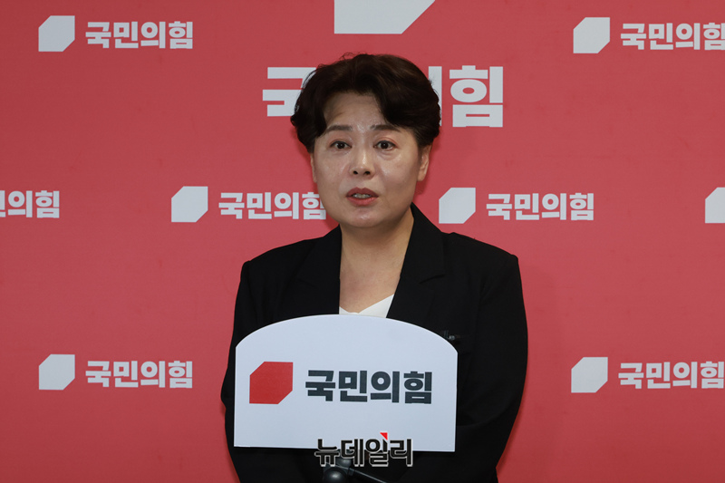 ▲ 윤희숙 국민의힘 혁신위원장이 9일 오후 서울 여의도 국회에서 열린 기자회견에서  혁신위 활동 방향 등에 대한 취재진의 질문에 답변을 하고 있다. ⓒ 이종현 기자