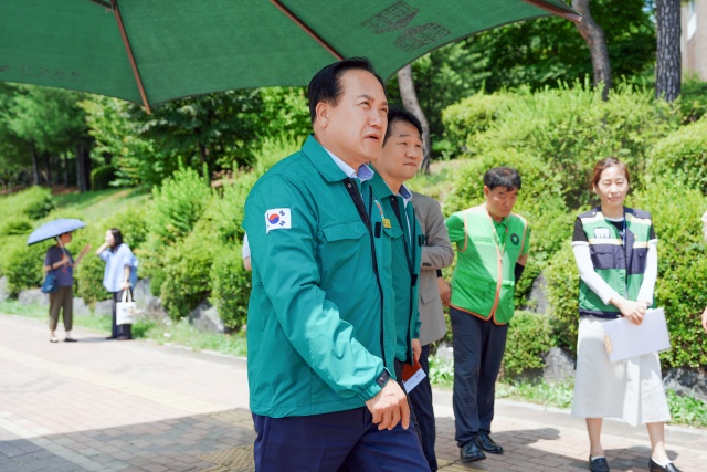 ▲ 폭염 대응시설 점검에 나선 이권재 시장ⓒ오산시 제공