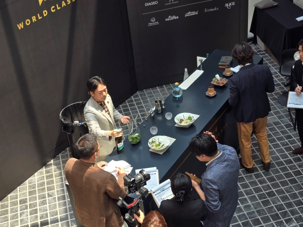 ▲ '참 제철' 박희만 바텐더가 경연에 임하고 있다. ⓒ최신혜 기자