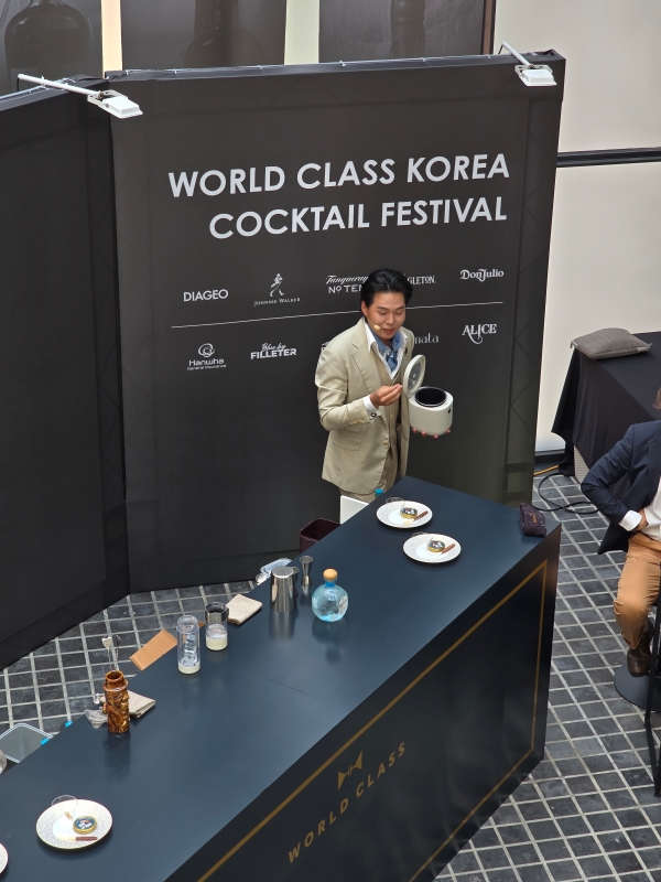 ▲ '빌라레코드' 조영준 바텐더는 등장부터 작은 압력밥솥을 직접 들고 나와 궁금증을 나아냈다. ⓒ최신혜 기자