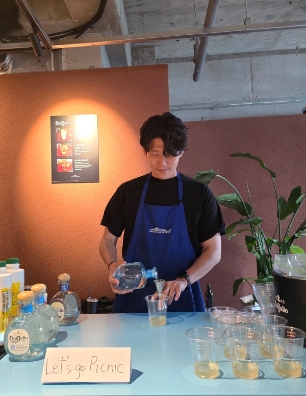 ▲ 2024년도 우승자 김하림 바텐더(앨리스 청담)가 칵테일을 제조 중이다.ⓒ최신혜 기자