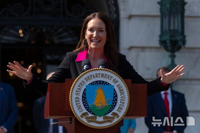 ▲ 브룩 L. 롤린스 미국 농무부 장관이 워싱턴 D.C.에서 기자회견을 열고 외국인의 미국 농지 구매를 제한할 것이라고 밝혔다. 250708 AP/뉴시스. ⓒ뉴시스