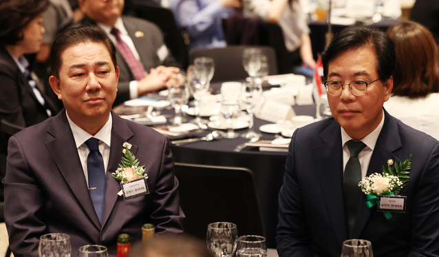 ▲ 9일 서울 중구 프레스센터에서 열린 한국외국어신문협회 창립 10주년 기념식에 김병기 더불어민주당 대표 직무대행 겸 원내대표(왼쪽)와 송언석 국민의힘 비상대책위원장 겸 원내대표가 참석해 있다. ⓒ연합뉴스