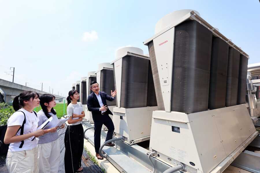 ▲ 오텍캐리어가 견학에 참여한 학생들에게 스마트팜 현장을 소개하는 모습. ⓒ오텍캐리어