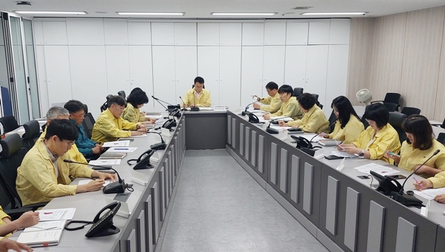 ▲ 안양시가 지난 7일 시청 8층 재난안전상황실 폭염상황 판단회의를 진행하고 있다. ⓒ안양시 제공