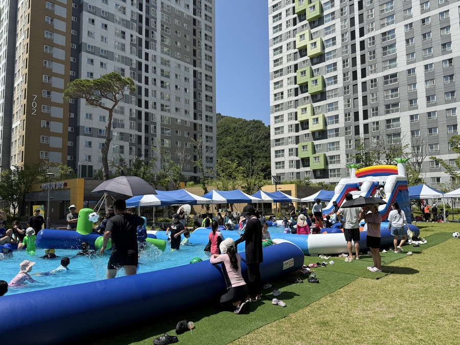 ▲ 경상북도개발공사(이하 공사, 사장 이재혁)가 지난 5일, 경북도청이전신도시 내 코오롱 하늘채 잔디광장에서 ‘여름맞이 물놀이 페스티벌’을 열었다.ⓒ경상북도개발공사