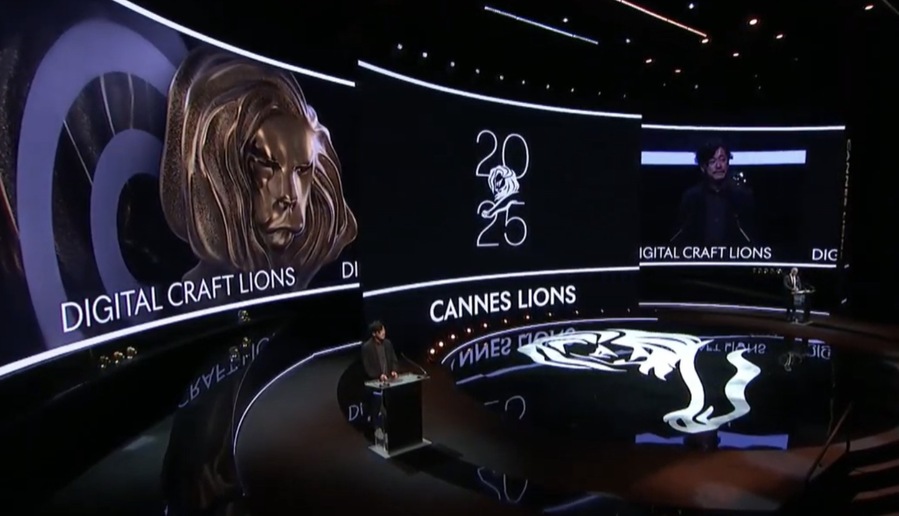 ▲ 2025 칸라이언즈 무대에 디지털 크래프트 라이언즈 시상자로 선 나오키 타나카 덴츠랩 도쿄 CCO. ©Cannes Lions