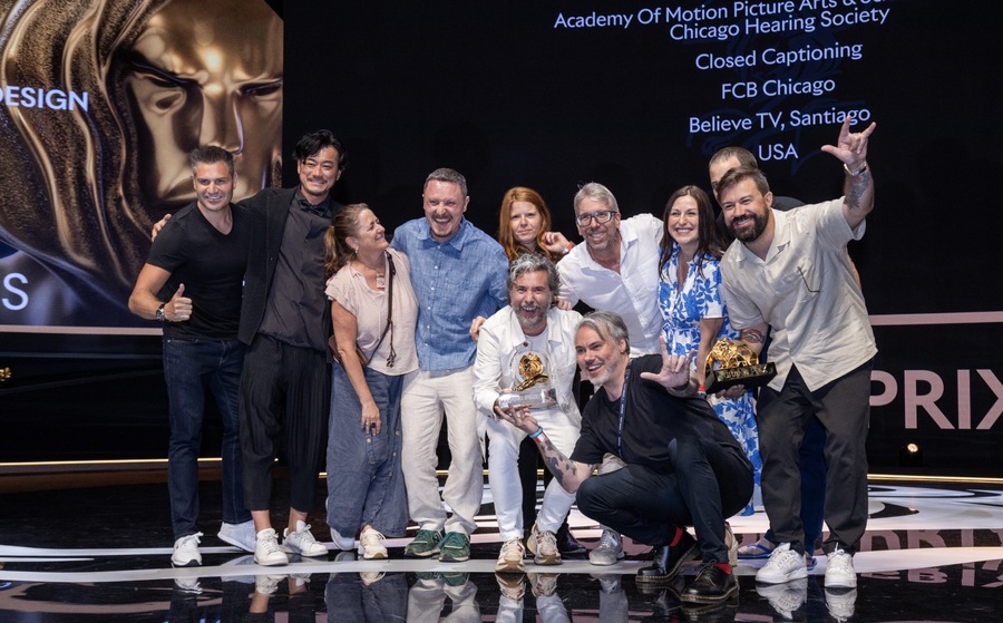 ▲ 2025 칸라이언즈 '디지털 크래프트' 그랑프리 수상팀과 나오키 타나카 심사위원장(왼쪽에서 두번째). ©Cannes Lions