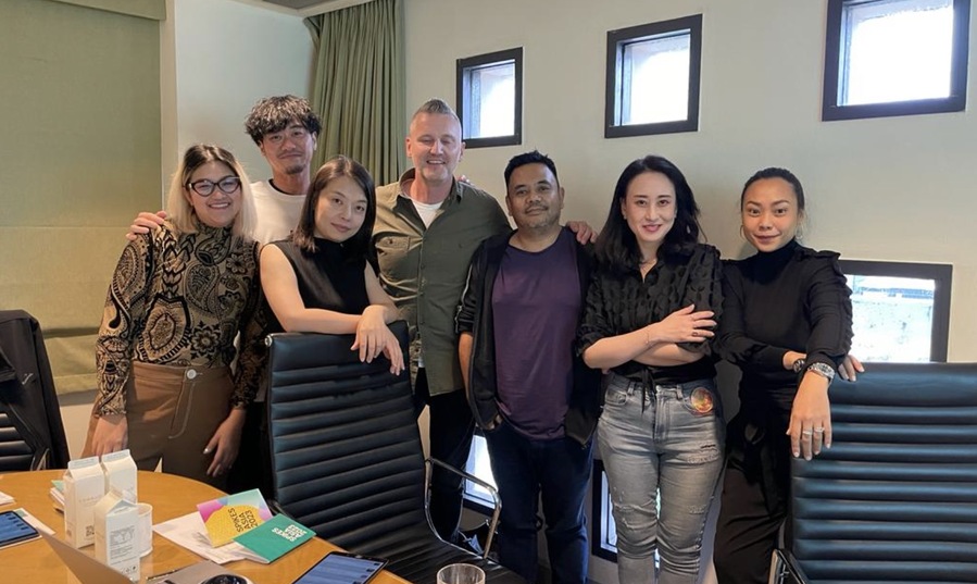 ▲ 2023 스파이크스 아시아 디지털 크래프트·모바일 부문 심사위원으로 만난 나오키 타나카 덴츠랩 도쿄 CCO(좌측 두번째)와 강지현 서비스플랜코리아 대표(우측 두번쩨). ©브랜드브리프