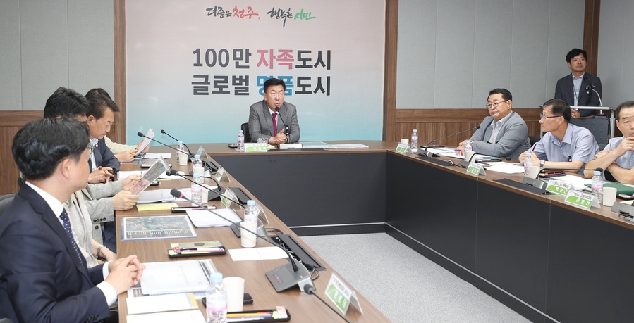 ▲ 청주시는 9일 임시청사에서 이범석 청주시장 주재로 ‘2035 청주시 도시재생전략계획 수립’ 최종보고회를 개최했다. ⓒ청주시