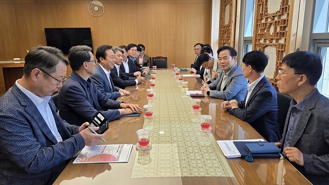 ▲ 권기창 시장은 9일 경상북도를 찾아 국비사업인 지역균형발전특별회계사업 및 도비사업인 전환사업과 관련된 주요 현안에 대한 예산 지원을 집중 건의했다.ⓒ안동시