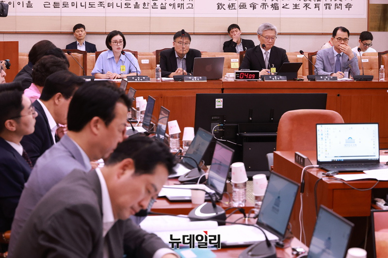 ▲ 검찰개혁 4법(검찰청 폐지법, 공소청 설치법, 중대범죄수사청 설치법, 국가수사위원회법)' 관련 공청회가 9일 국회 법제사법위원회에서 열리고 있다. (왼쪽부터  김예원 변호사, 김필성, 김종민, 황문규 교수) ⓒ이종현 기자