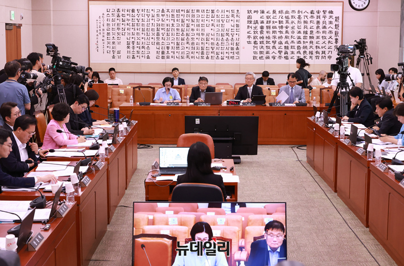 ▲ 검찰개혁 4법(검찰청 폐지법, 공소청 설치법, 중대범죄수사청 설치법, 국가수사위원회법)' 관련 공청회가 9일 국회 법제사법위원회에서 열리고 있다. (왼쪽부터  김예원 변호사, 김필성, 김종민, 황문규 교수) ⓒ이종현 기자