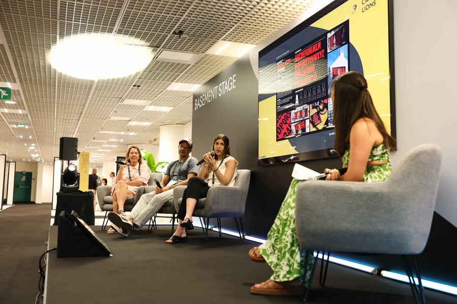 ▲ 2025 칸라이언즈 필름 크래프트 부문 수상작 인사이트를 전하는 인사이드 더 쥬리 룸 세션 모습. (왼쪽부터) 니키 챕맨, 알리 알리, 커밀라 재피올라 심사위원. ⓒCANNES LIONS