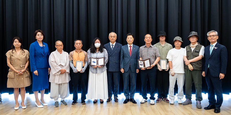 ▲ 박한길 애터미 회장과 김병준 사랑의열매 사회복지공동모금회장이 9일 산불 진화 과정에서 인명 피해를 입은 공무원과 진화대원, 헬기조종사 등을 대상으로 총 47억 원 규모의 위로지원금을 유가족에게 지급한 뒤 기념촬영을 하고 있다.ⓒ애터미