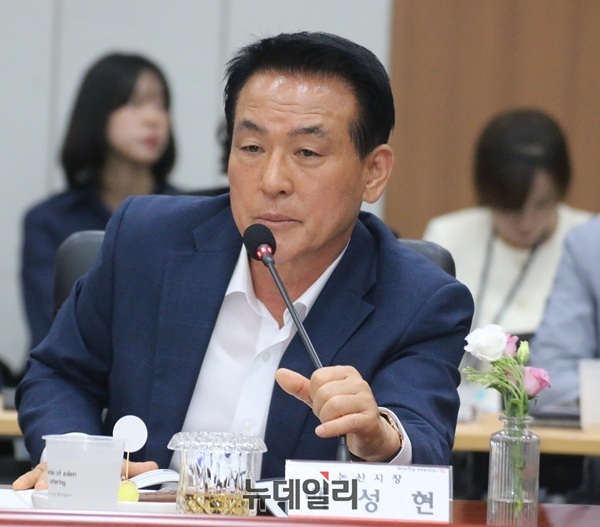 ▲ 백성현 충남 논산시장이 9일 충남도청에서 열린 제8회 충청남도 지방정부 회의에서 황룡재 터널 공사(연산~조동 지방도 확포장공사)의 토지 보상 협의를 내년 8월에서 같은 해 2월로 앞당겨 추진할 것을 건의하고 있다.ⓒ이길표 기자