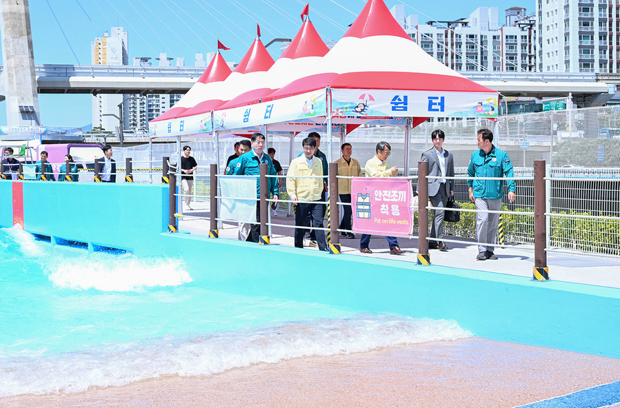 ▲ 김정기 대구광역시장 권한대행 행정부시장은 7월 9일 오후, 신천 물놀이장을 방문해, 오는 7월 12일 개장에 대비해 파도풀, 유수풀 등 주요 시설물을 둘러보고 안전요원 배치 현황 및 재난 발생 시 대응체계 등을 점검했다.ⓒ대구시
