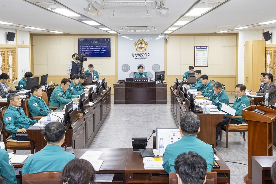 ▲ 경상북도의회는 9일 미 상호관세 협상카드로 검토 중인 정부의 미국산 사과 수입 추진의 즉각 중단을 촉구하는 성명서를 발표했다.ⓒ경북도의회