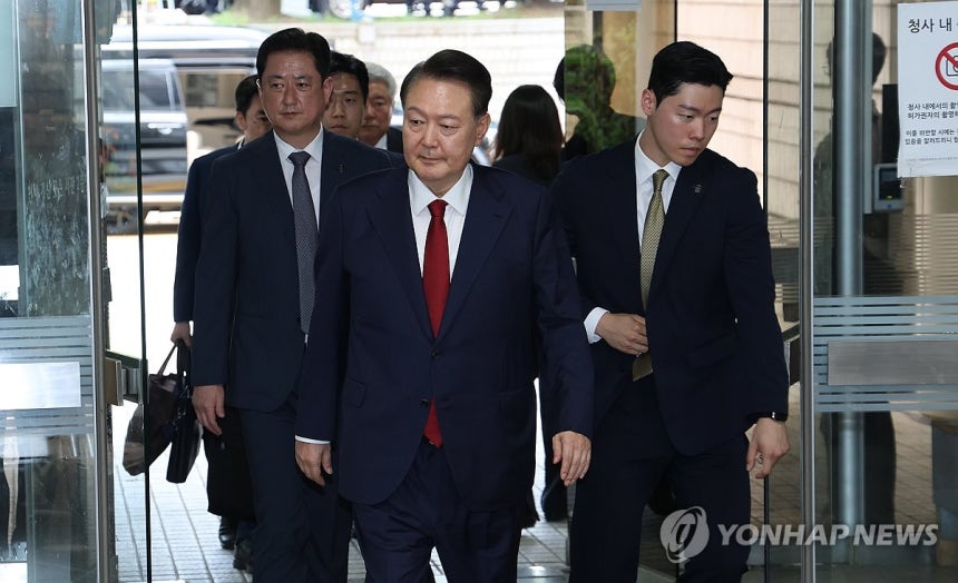 ▲ 12·3 비상계엄과 관련해 특검의 수사를 받는 윤석열 전 대통령이 9일 서울 서초구 서울중앙지법에서 열린 영장실질심사에 출석하기 위해 법정으로 향하고 있다.ⓒ연합뉴스