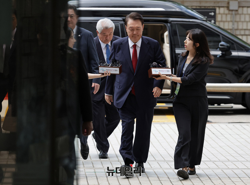 ▲ 윤 전 대통령은 9일 구속영장이 발부돼 직권남용 등의 혐의로 서울구치소에 다시 수감됐다. 법원은 윤 전 대통령에 대해 “증거인멸 우려가 된다”며 10일 새벽에 구속영장을 발부했다. 사진은 윤석열 전 대통령이 9일 오후 서울 서초구 서울중앙지법에서 열린 영장실질심사(구속 전 피의자 심문)에 출석하고 있다.ⓒ정상윤 기자