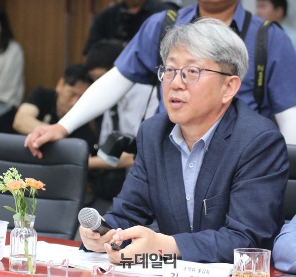 ▲ 오진기 2026 태안국제원예치유박람회 조직위원회 사무총장이 9일 충남도청에서 열린 제8회 충남지방정부회의에 참석했다.ⓒ이길표 기자