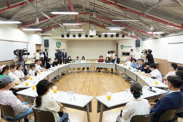 ▲ 김동연 경기도지사가 9일 파주시 캠프그리브스 DMZ체험관에서 대성동 마을 주민과 차담회를 진행하고 있다.ⓒ 경기도 제공