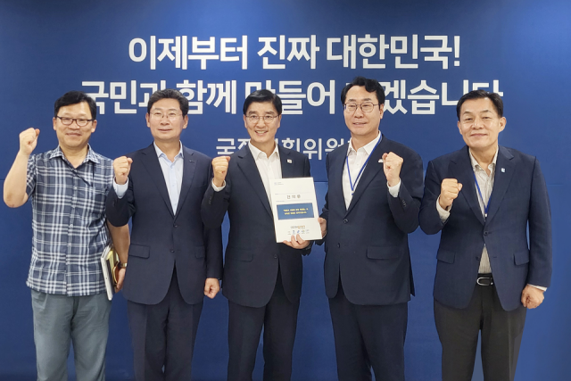▲ 대통령직속 국정기획위원회 정치행정분과 정책간담회에서 특례시 권한 강화를 위한 제도적 지원 촉구 건의문을 전달하는 대한민국특례시시장협의회(대표회장 정명근 화성특례시장)ⓒ화성시 제공