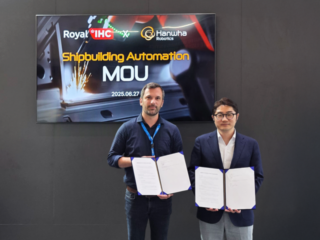 ▲ 한화로보틱스는 최근 로열 IHC와 협동로봇 기반 용접 자동화 기술 협력을 위한 양해각서(MOU)를 체결했다고 10일 밝혔다. ⓒ한화로보틱스