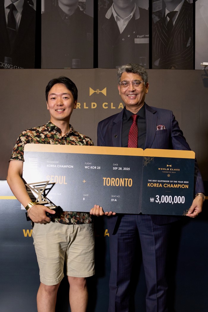 ▲ ‘월드클래스 코리아 REVIVE 2025’ 파이널 대회에서 우승을 차지한 박희만 바텐더(왼쪽)와 프라트메시 미슈라 디아지오코리아 대표ⓒ디아지오코리아