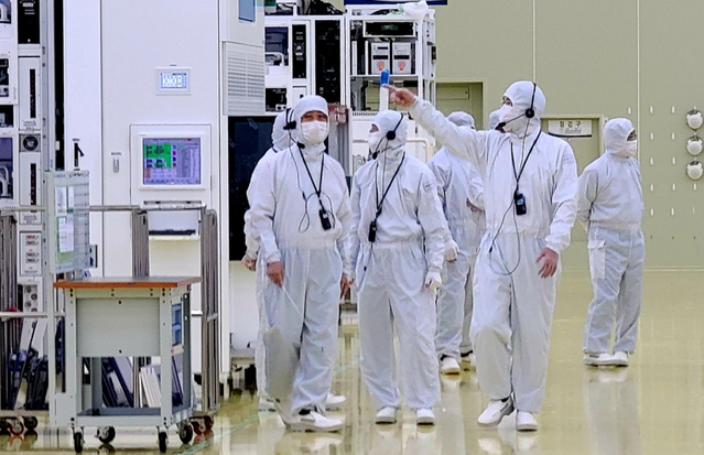 ▲ 이재용 삼성전자 회장이 삼성전자의 반도체부문 자회사인 충남 세메스(SEMES) 천안사업장을 찾아 반도체 및 디스플레이 제조장비 생산 공장을 살펴보고 있다. (사진=삼성전자 제공) 2020.06.30. ⓒ뉴시스