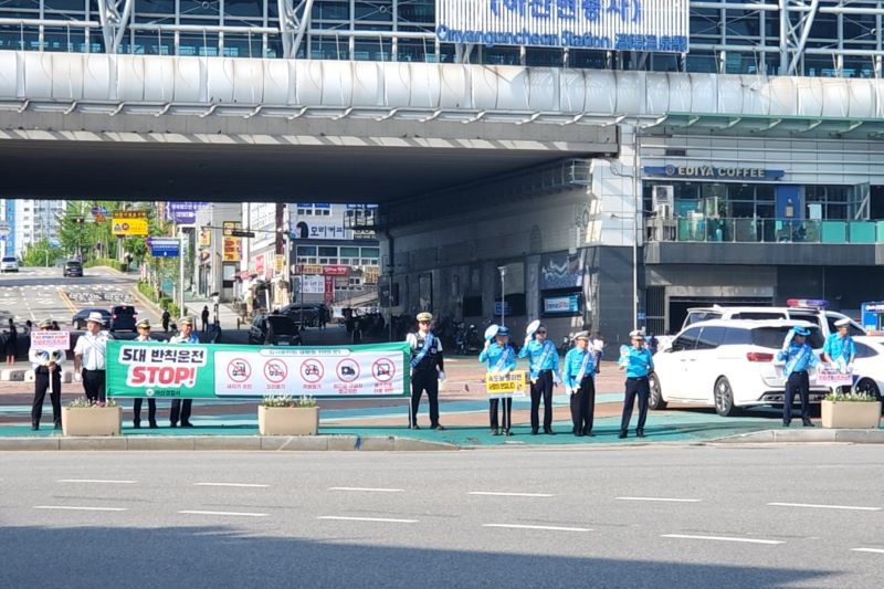 ▲ 온양온천역 광장 앞에서 5대 반칙 운전 근절 캠페인이 진행되고 있다.ⓒ아산시