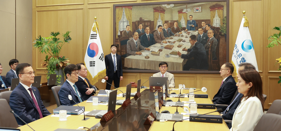 ▲ 이창용 한국은행 총재가 10일 서울 중구 한국은행 본관에서 열린 금융통화위원회 본회의에서 의사봉을 두드리고 있다. ⓒ한국은행